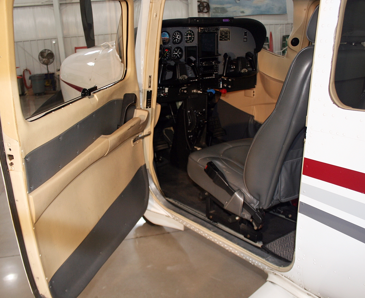 2002 Cessna 182T Skylane - Image 9